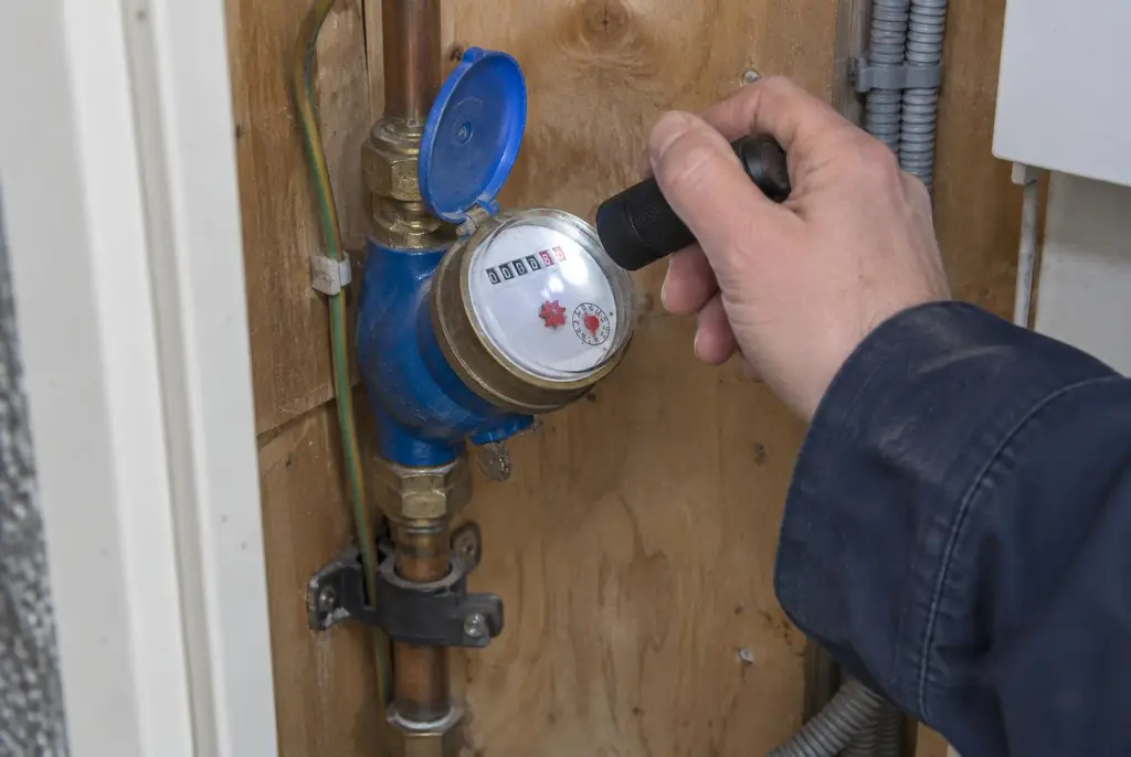 Lekdetectie Putten – watermeter in de meterkast controleren met een zaklamp
